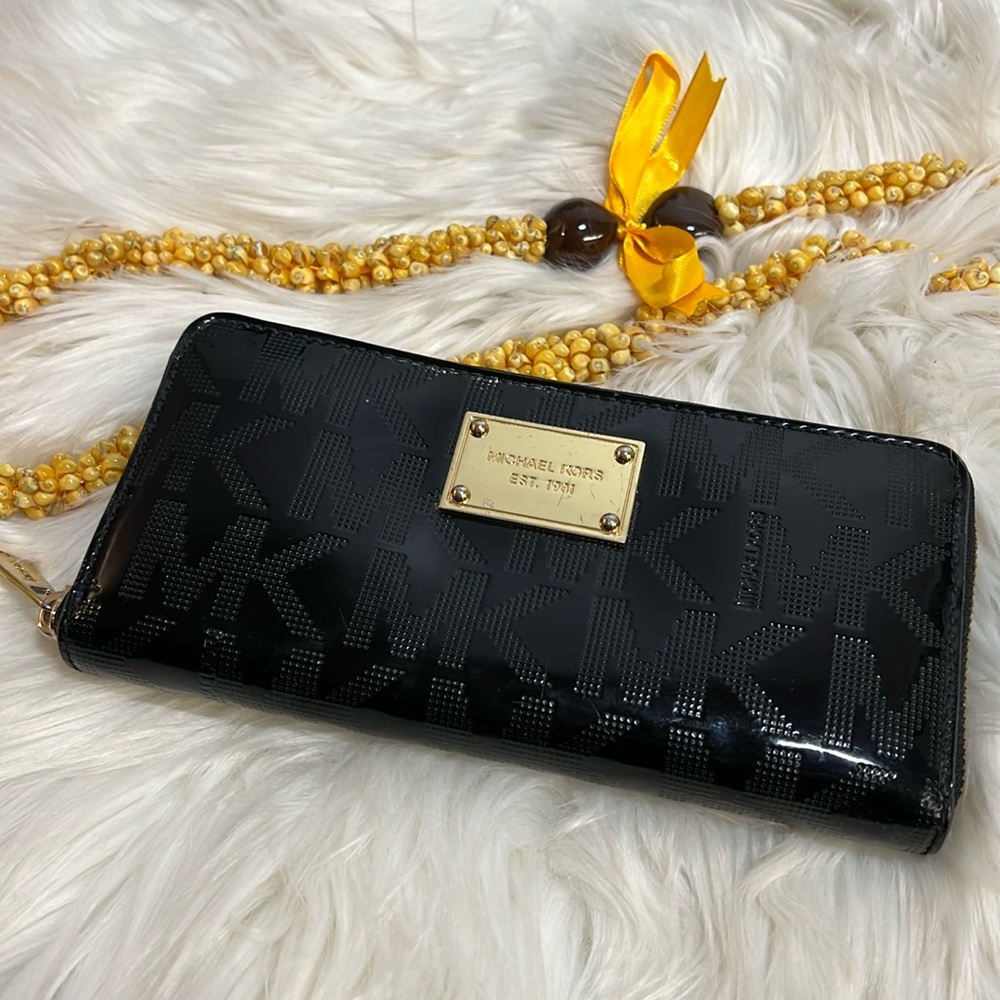 Michael Kors Pat Leather Signature Wallet 1